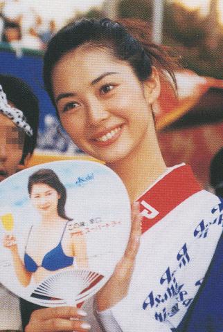the her photo printed on the paper fan is ugly but real Misaki is beautiful.