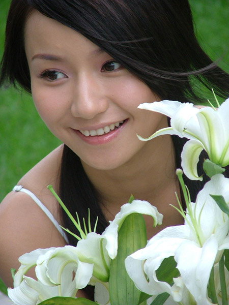 I know her from Romancing Hong Kong . I don't know her name exactly. I think it is Han Xue.