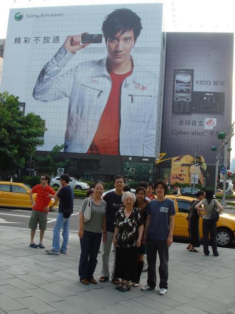 Lee Hom's Family on front of a big Lee Hom pic