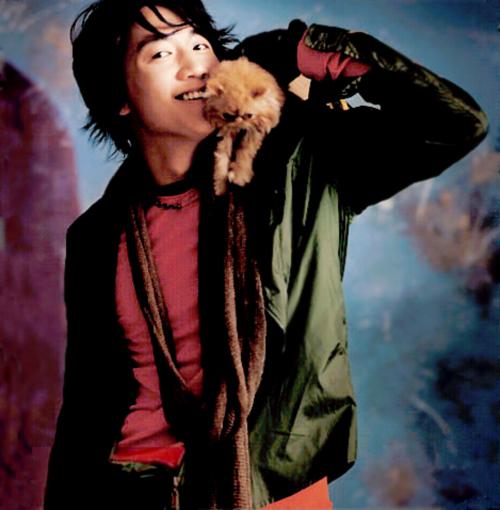 Kim Rae Won with a cat